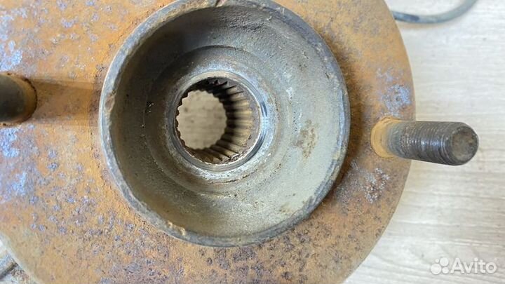 Кулак передний левый Nissan Bluebird Sylphy