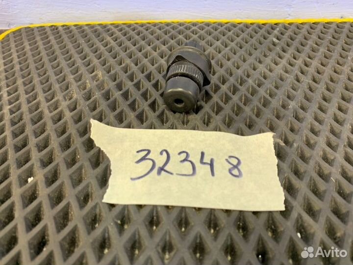 Отбойник крышки багажника Renault Duster 2