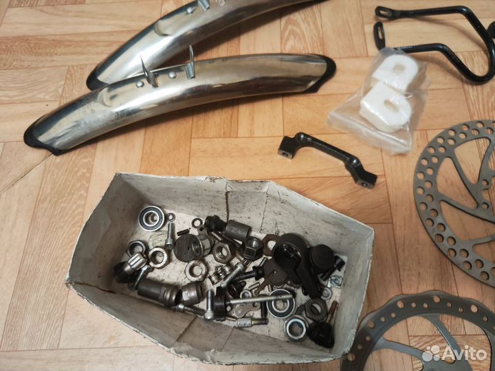 Много запчастей для велосипеда