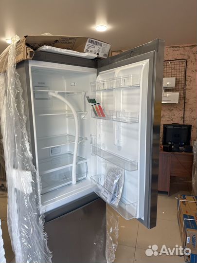 Холодильник новый сухой мороз серебристого цвета