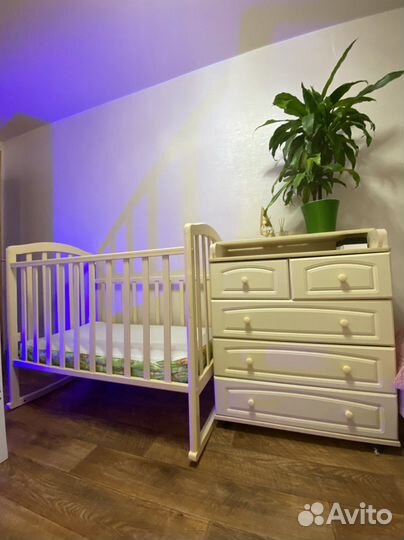 Детская кроватка и пеленальный комод