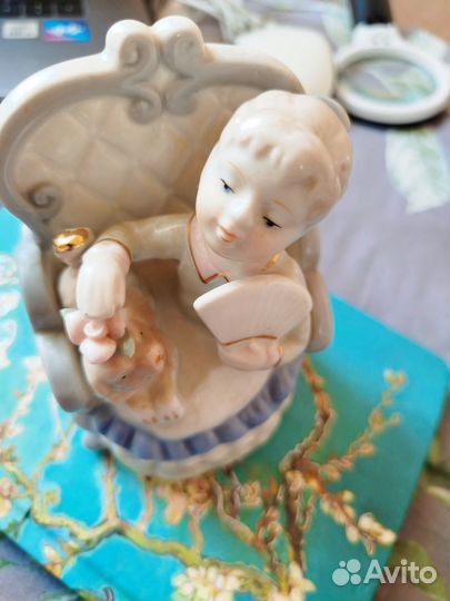 Фарфоровая статуэтка Девочка с собачкой