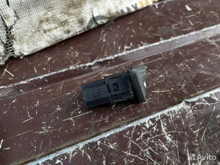 Кнопка открывания багажника Ford Focus 1