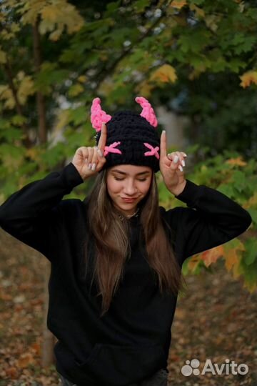 Шапка черная унисекс вязаная вручную с рогами