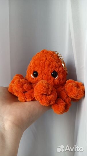 Вязаная игрушка. Брелок осьминожка