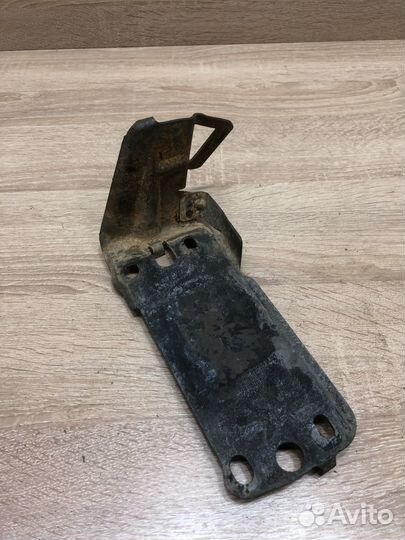 Кронштейн радиатора левый нижний BMW 3 E90