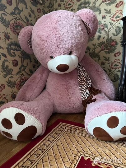 Большой плюшевый медведь
