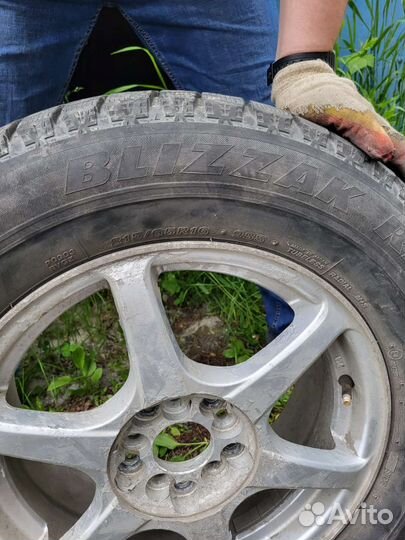 Bridgestone Blizzak Revo GZ 215/65 R16