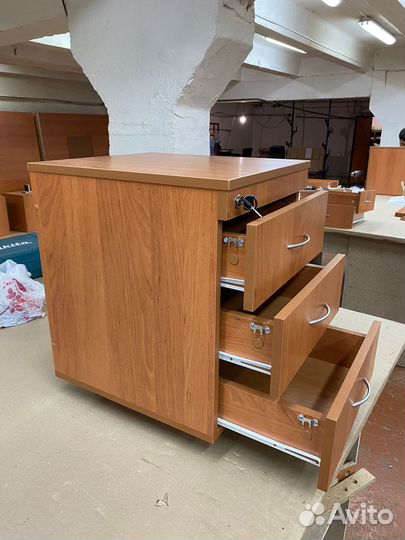 Тумба с 3-мя выдвижными ящиками центральный замок