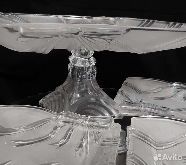 Тортовница на ножке+ тарелки фирма 