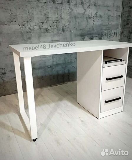 Маникюрный стол