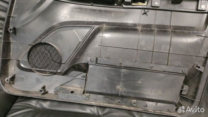 Обшивка двери передняя левая Mitsubishi Pajero 4