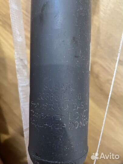 Задние оригинальные стойки на Subaru Outback bs