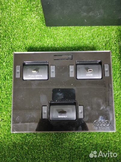 Настольная зарядная станция idapt i4 Audi