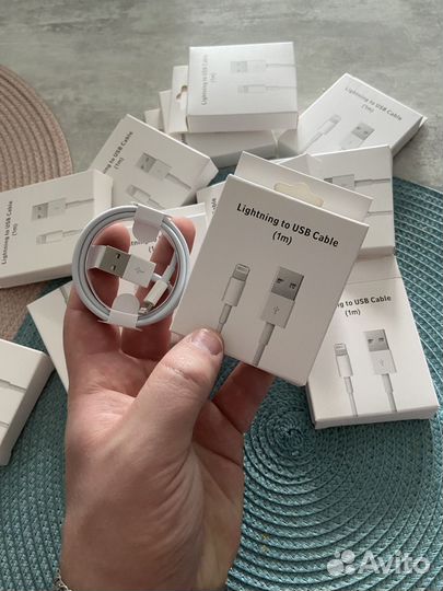 Зарядный шнур на iPhone