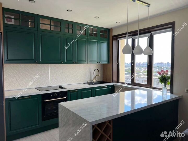 Красивая Зелёная Кухня с Островом