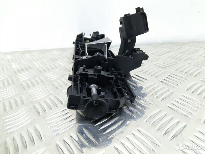 Б/У Кронштейн ручки двери передзад левой#002