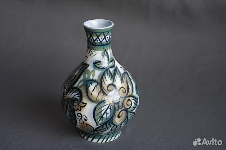 Фарфоровая вaзa лфз «Зелёный узор». Городецкий