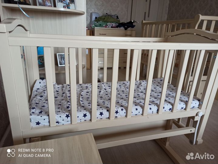 Детская кроватка с маятником