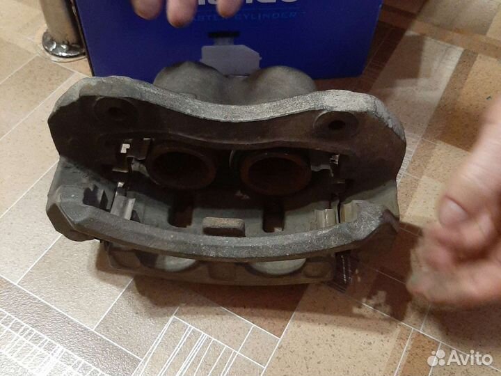 Суппорт передний левый и правый для ssang yong ist