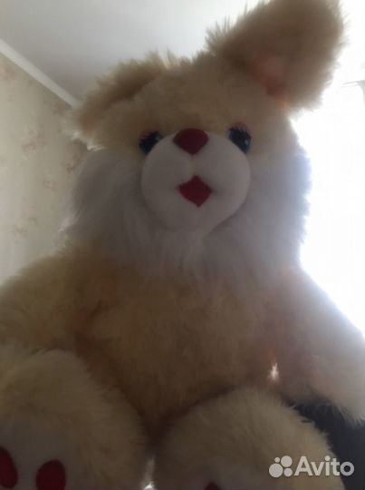 Большой плюшевый заяц