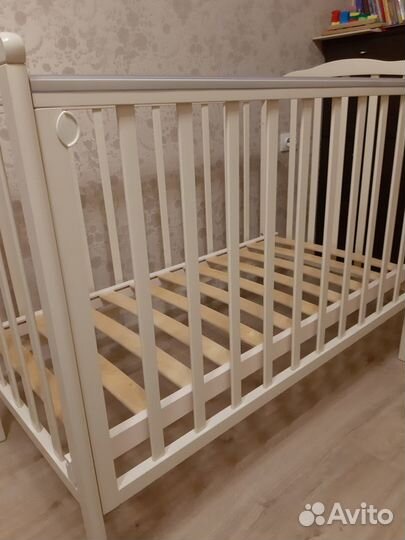 Детская кроватка с продольным маятником