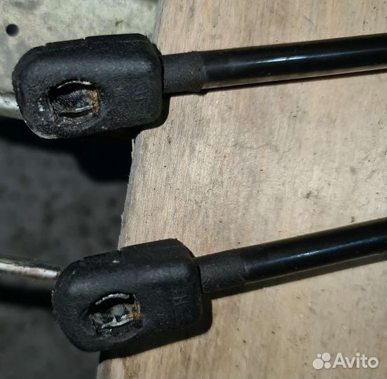 Амортизатор капота Mercedes W211