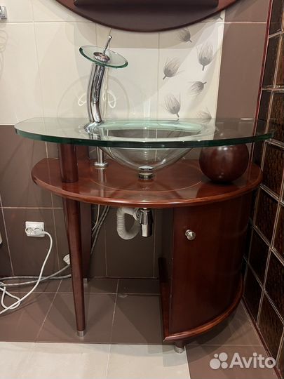 Тумба с зеркалом в ванну