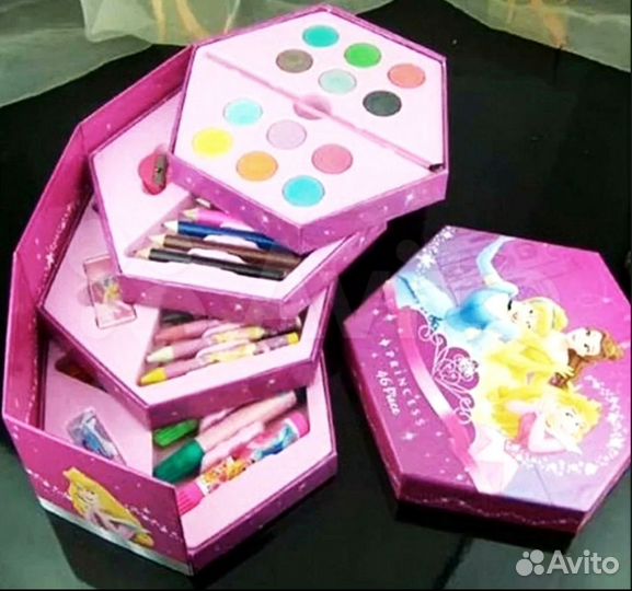 Коробка с фломастерами, красками, карандашами и тд