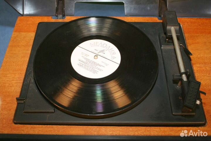 Проигрыватель пластинок винила. Рабочий