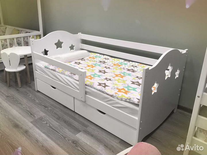 Кроватка с бортиком из массива сингл для малыша