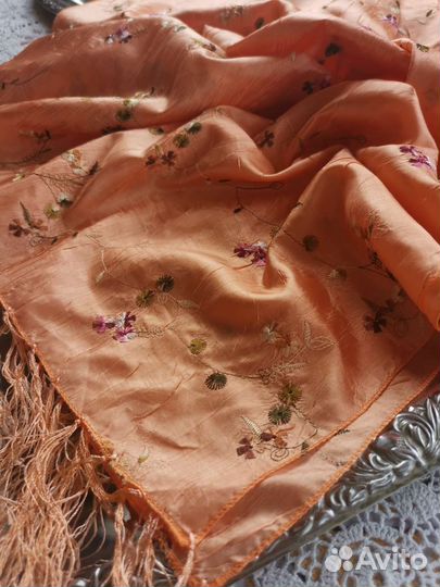 Вышитый палантин Персик