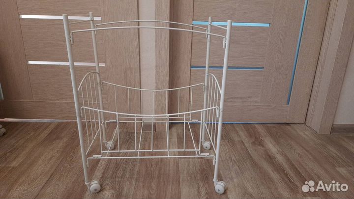 Кроватка для кукол с балдахином