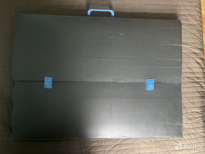 Папка для художника и много дорогой бумаги внутри