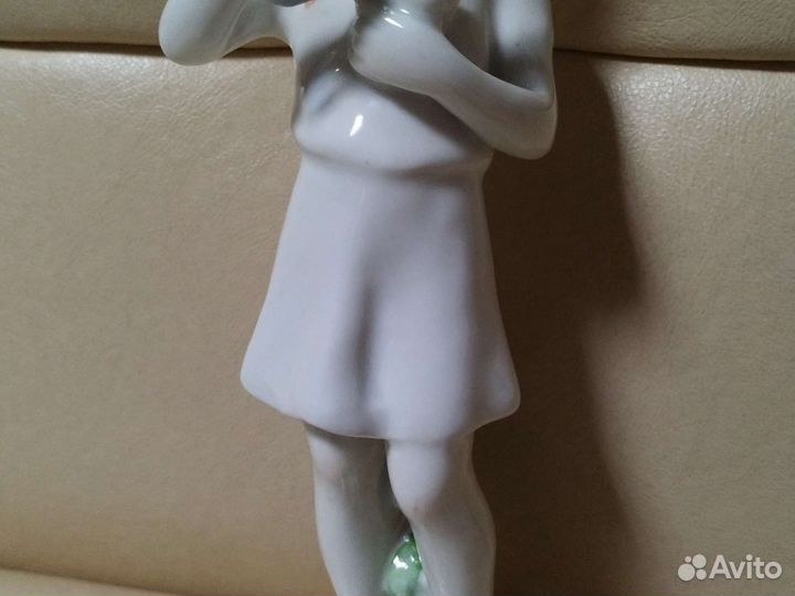 Статуэтка. Пионерка с голубями