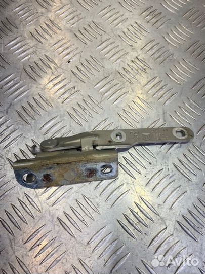 Петля капота передняя правая Renault Logan