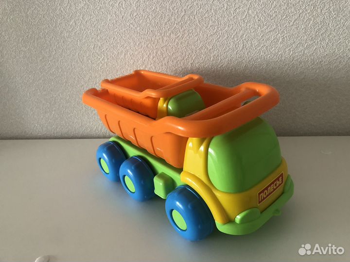 Грузовик и мяч игрушки