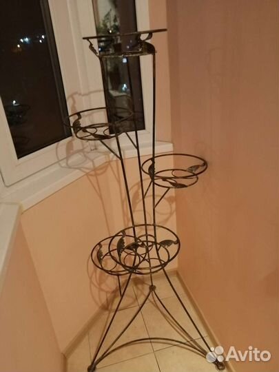 Подставка под цветы металлическая