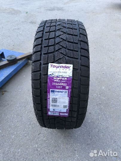 Tourador Winter Pro TSS1 255/45 R20 105T