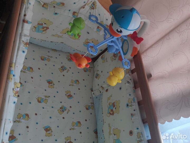 Детская кроватка с поперечным маятником