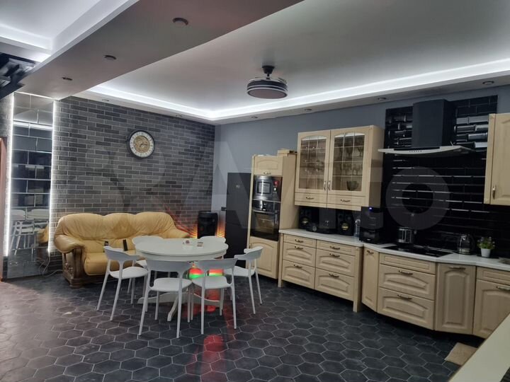 Коттедж 200 м² на участке 12 сот.