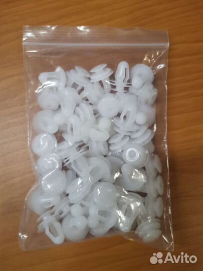 Клипса для дверных карт автомобиля