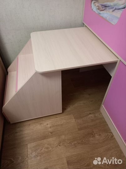 Детская кровать чердак со столом и шкафом