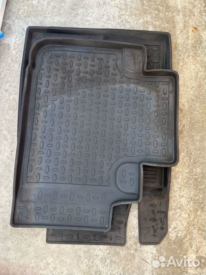 Автомобильные коврики резиновые новые