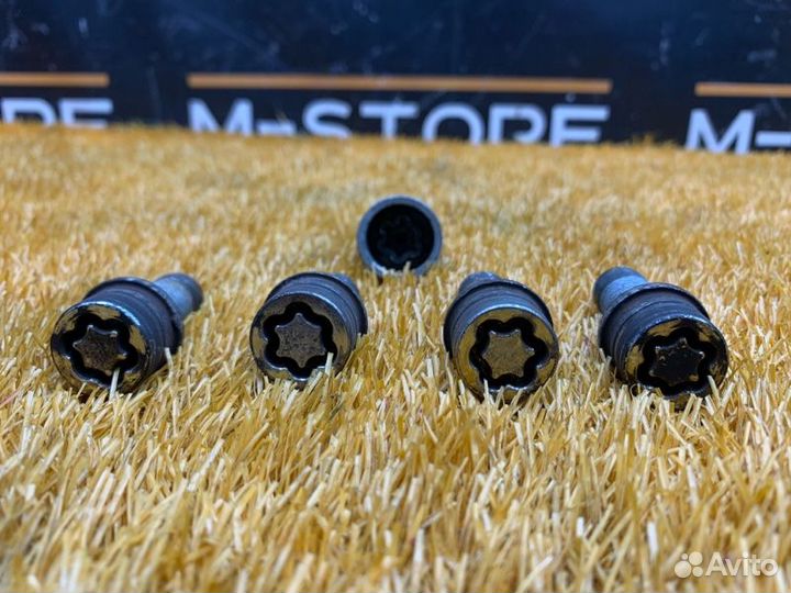 Болт колесный(секретка) Audi A4 B8/8K cdnb 2013