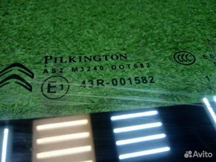 Стекло двери (форточка) переднее правое Citroen C4