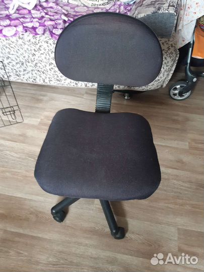 Стул компьютерный офисный на колесах