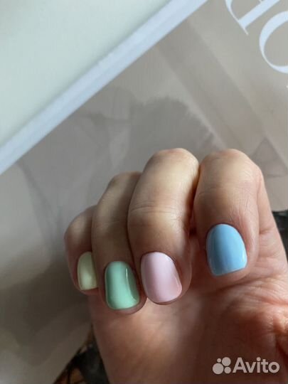 Маникюрс покрытием гель лак