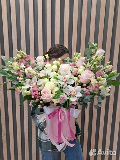 Розы и орхидеи крмпозиция