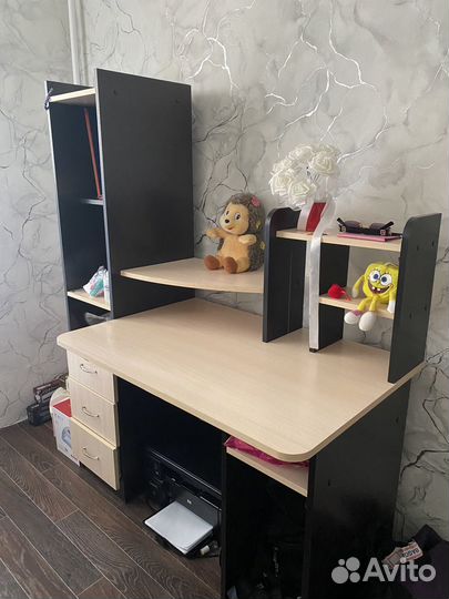 Компьютерный стол и кровать